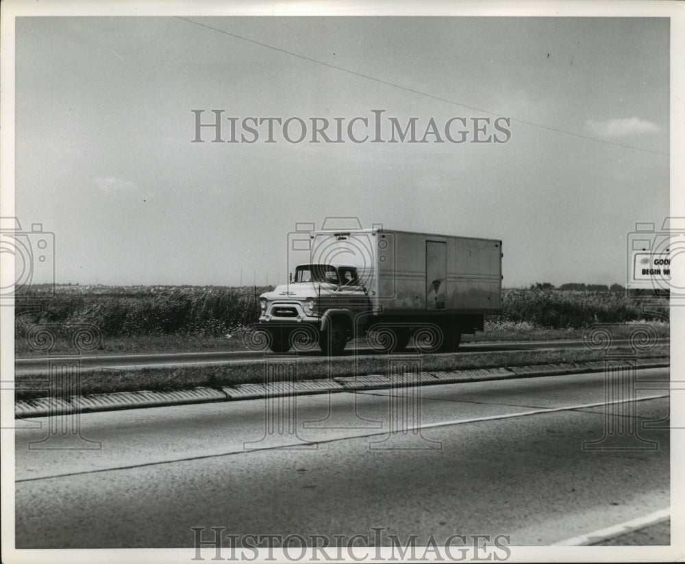 Press Photo New Jersey Trailer truck on Route 3 in New Jersey - nera12636 - Historic Images