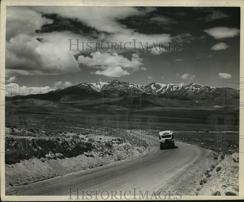 Press Photo Elko NV Bus on Transcontinental Highway 40 - nera12642 - Historic Images