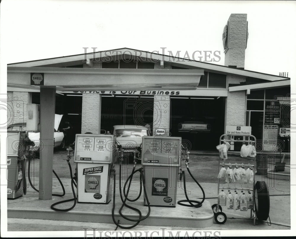 Press Photo Cars parked at service station - nera12716-Historic Images