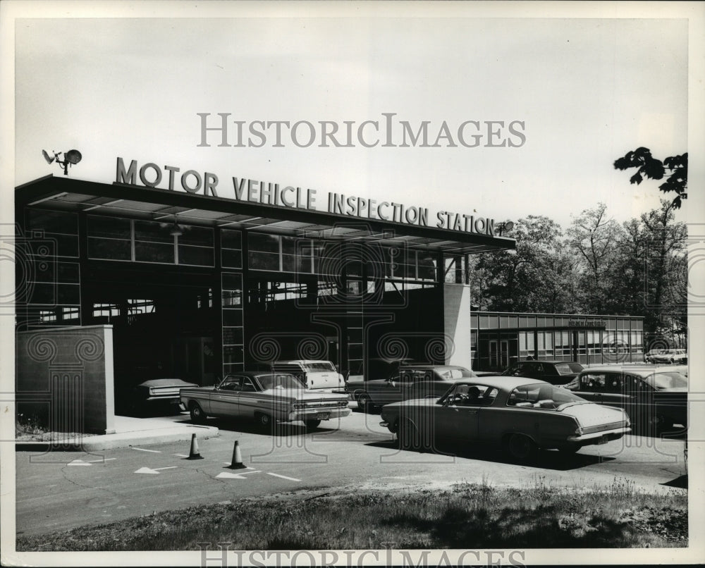 Press Photo New Jersey Cars wait in line at motor vehicle inspection station - Historic Images