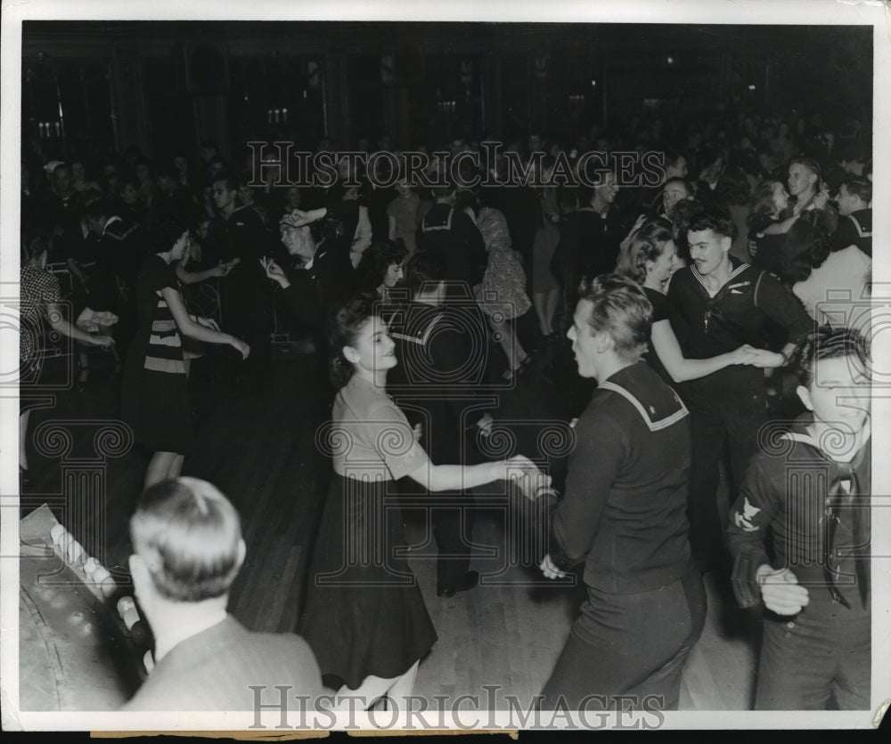 Press Photo Sailors and their girls go dancing - nera12797 - Historic Images