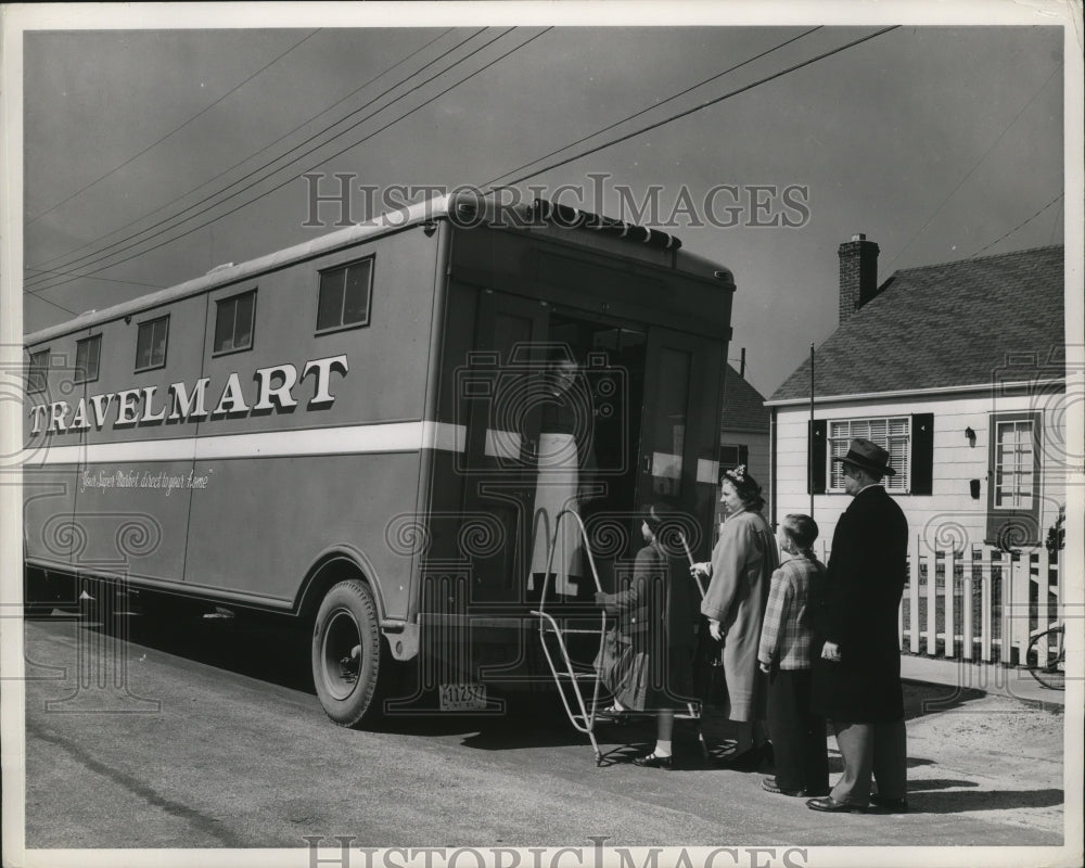 Press Photo Customers line up to shop at Travelmart - nera12833 - Historic Images