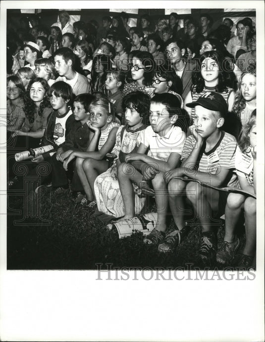 Press Photo Children watch a show - Historic Images