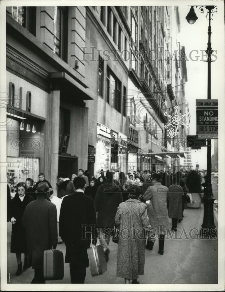 Press Photo Pedestrians walk down street - Historic Images