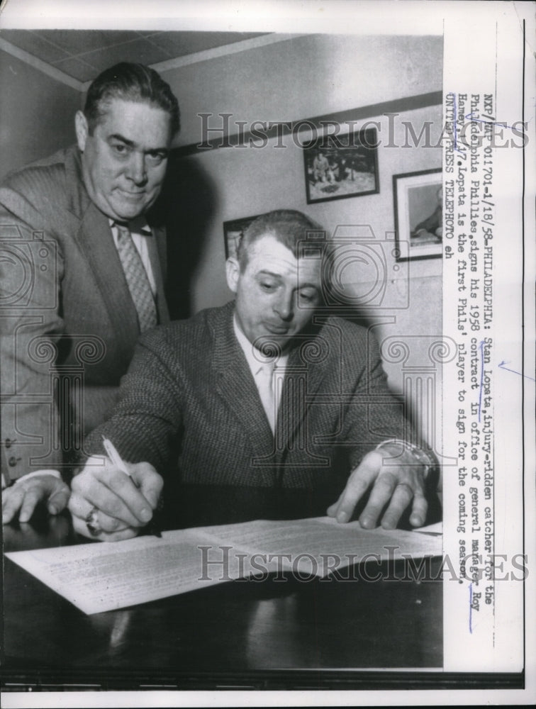 1958 Press Photo Stan Lopata signs with the Phil. Phillies.GM Roy Hamey watches - Historic Images