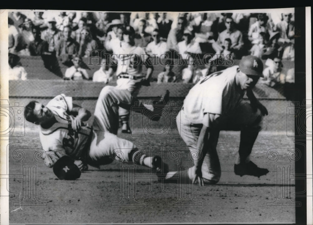 1959 Press Photo Johnny Logan Braves Falls Collides With Norm Larker Dodgers MLB - Historic Images