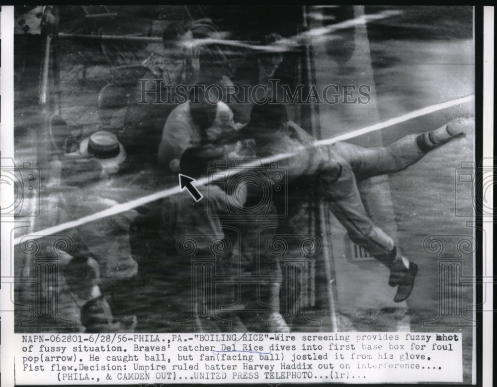 1956 Press Photo Braves Catcher Del Rice Dives Into First Base Box For Foul Ball - Historic Images