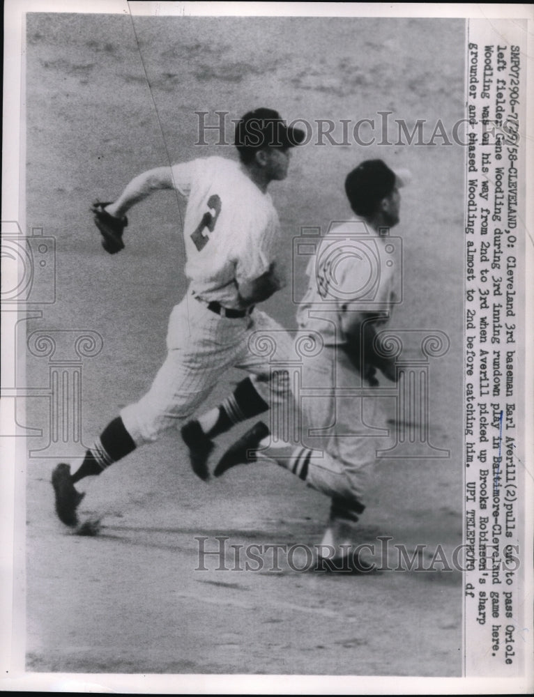 1959 Press Photo Indian Earl Averill passes Oriole Gene Woodling - nes00201 - Historic Images