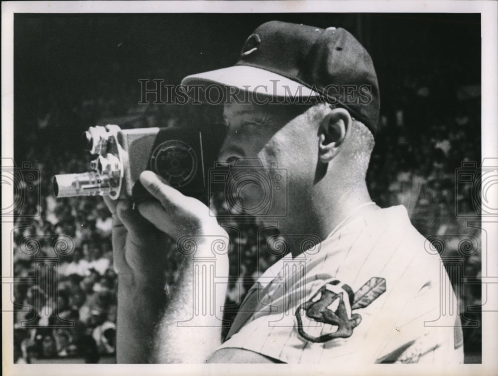 1963 Press Photo Cleveland Indian player Steve Gromek with a movie camera - Historic Images