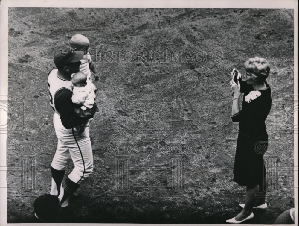 Press Photo Indians Player Luplow &amp; Family Family Night at Ball Park - nes00234 - Historic Images