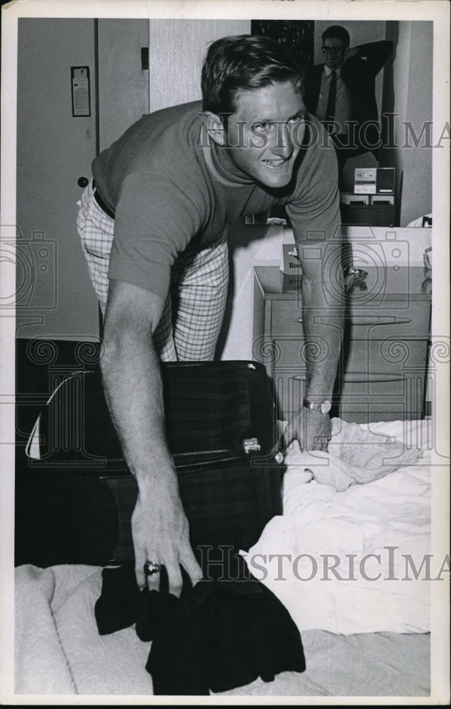 1970 Press Photo Cleveland Indian pitcher Steve Dunning at his hotel - nes00254 - Historic Images