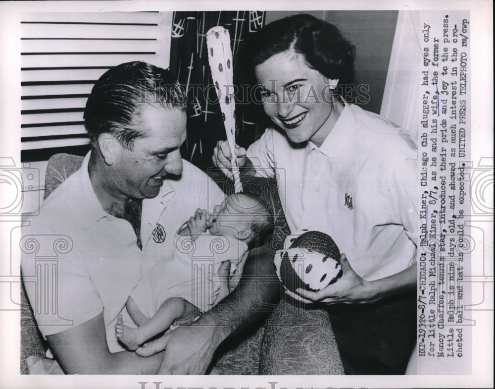 1953 Press Photo Ralph Kiner of Cubs &amp; Wife Nancy Chaffee Introduce Son to Press - Historic Images