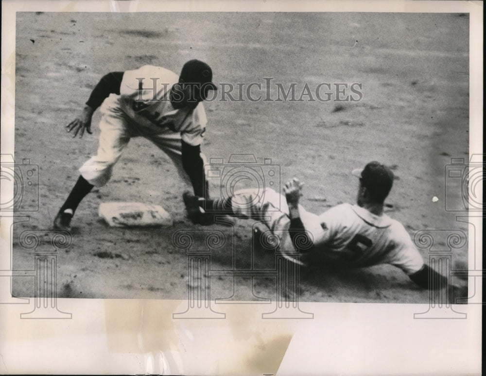 1951 Press Photo Robert Young of the Browns and Bob Avila of the Indians - Historic Images