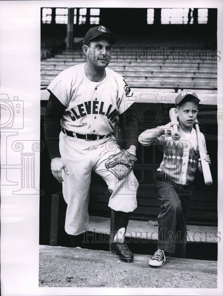 1956 Press Photo Gene Woodlings Cleveland Indians With Son At Stadium MLB Player - Historic Images