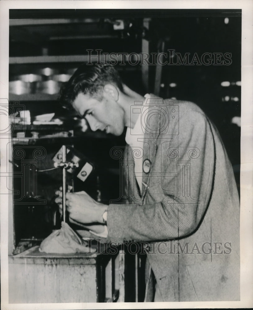 1949 Press Photo Welding inspector Russ Christopher, former Indian pitcher - Historic Images