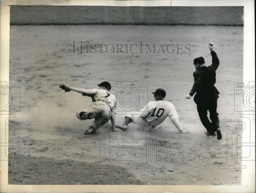 1943 Press Photo Mickey Owen Dodgers Out At 2nd By Whitey Wietelmann Braves MLB - Historic Images
