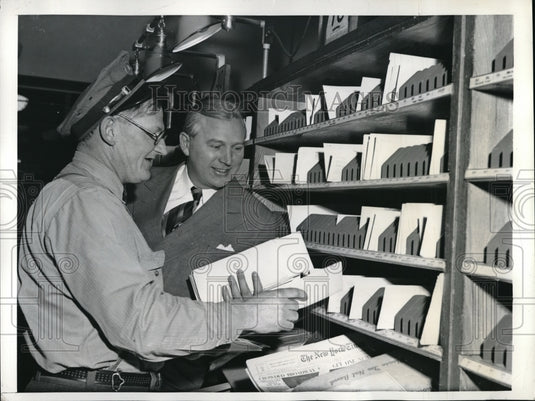 1943 Press Photo Freddy Lindstrom NY giants, Frank Milz Carrier Post office - Historic Images