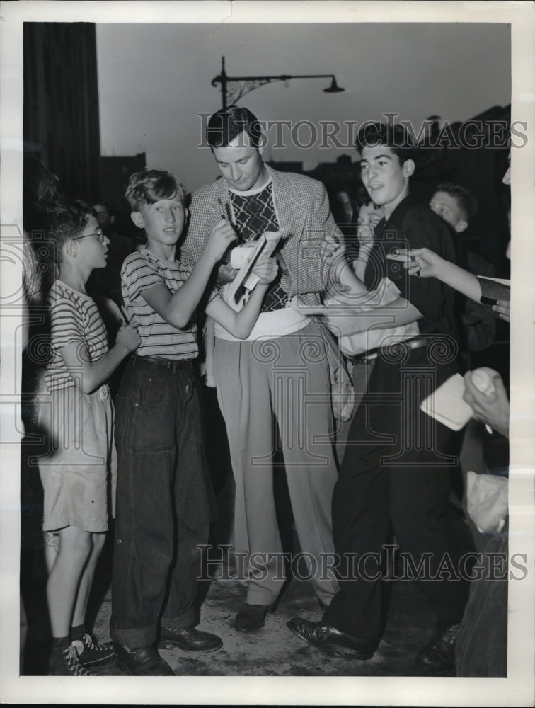 1940 Press Photo Joe Page of the New York Yankees with fans - nes00571 - Historic Images