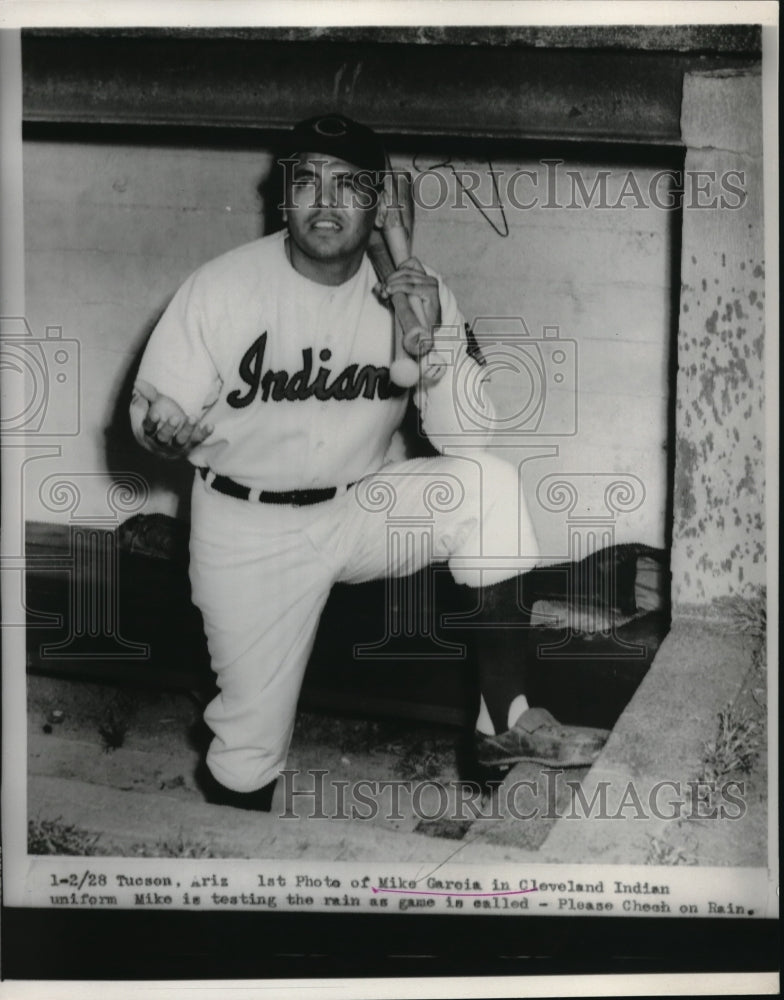 1958 Press Photo Cleveland Indians Mike Garcia in dugout as game is called, rain - Historic Images