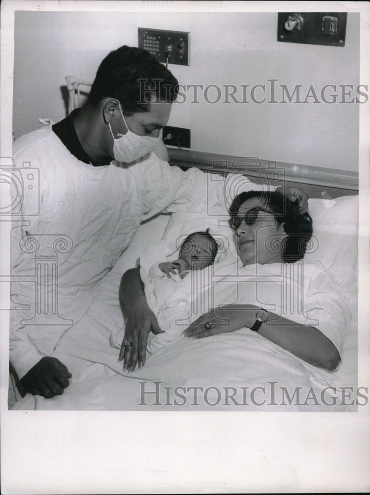 1955 Press Photo Bobby Avila Second Baseman Cleveland Indians With New Baby Wife - Historic Images