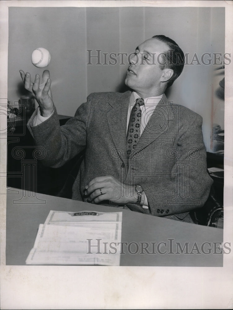 1957 Press Photo Cleveland Indians Pitcher Bob Feller Holding Baseball - Historic Images