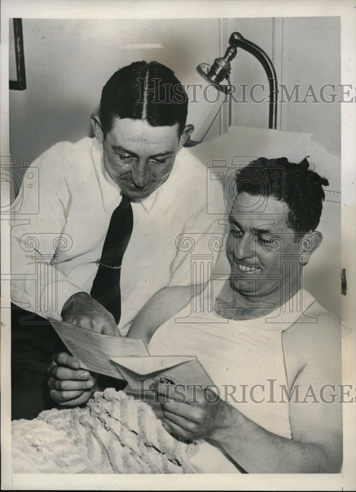 1939 Press Photo Earl Averill Indians Sammy Hale Read Trade Telegram MLB Tigers - Historic Images