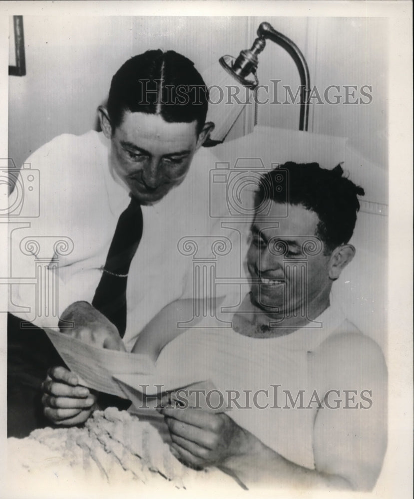 1939 Press Photo Earl Averill Cleveland Indians Sammy Hale Read Trade Telegram - Historic Images