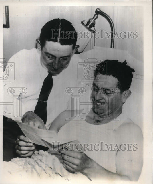 1939 Press Photo Earl Averill Cleveland Indians Sammy Hale Read Trade Telegram - Historic Images