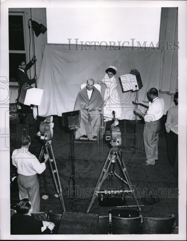 1955 Press Photo Vic Wertz on set with cameras - nes00917 - Historic Images