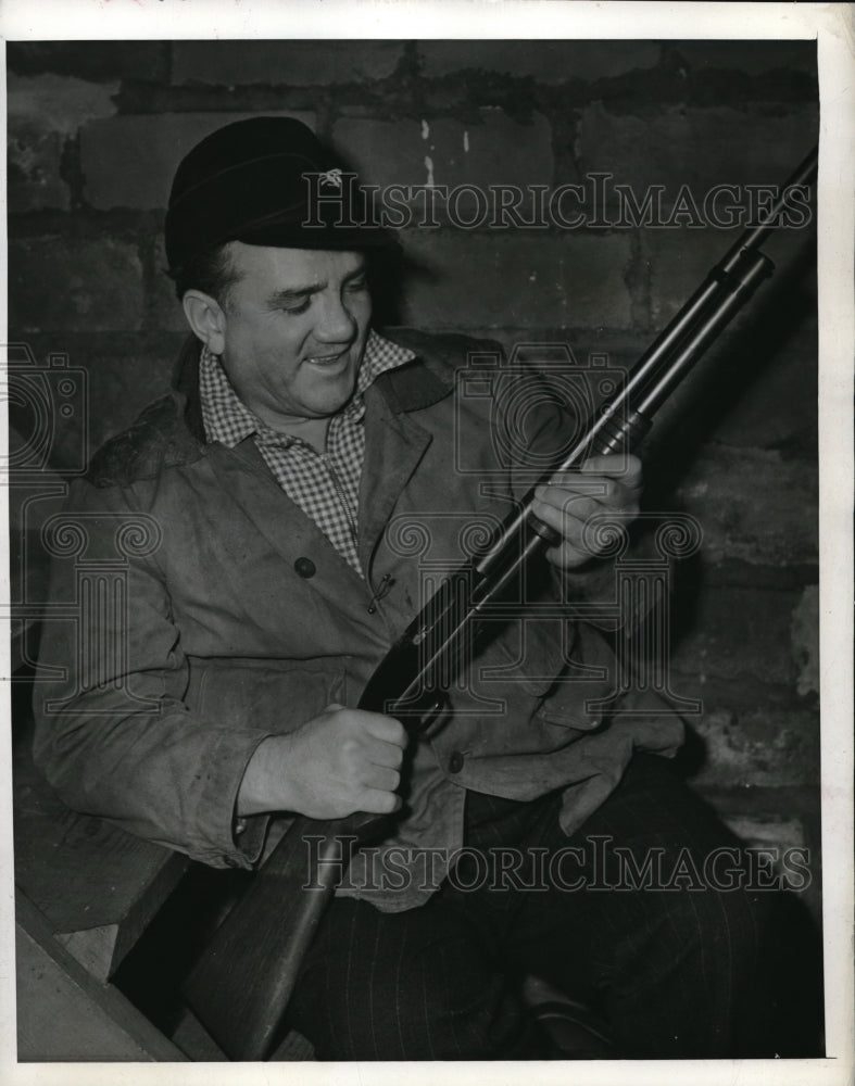 1942 Press Photo Steve o&#39;&#39;Neill Shotgun - nes00921 - Historic Images