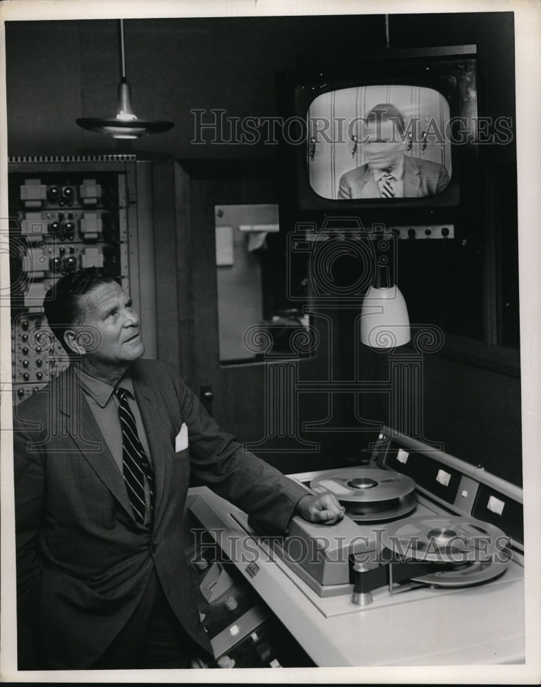 1959 Press Photo Frank Lane looking at video tape machine &amp; TV - nes00970 - Historic Images