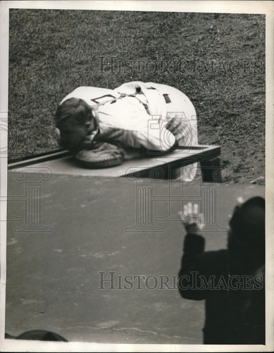 1945 Press Photo Mike Garbark, Larry Rosenthal Yankees Athletics - nes01022 - Historic Images