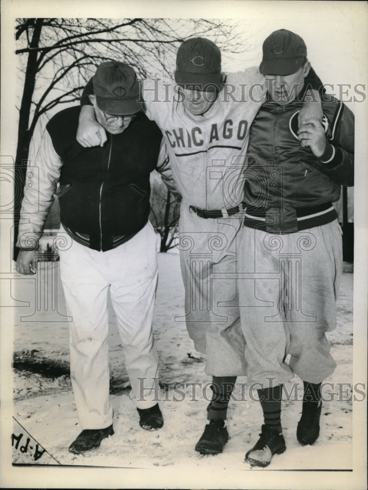 1944 Press Photo Cubs Paul Derringer Helped Off Field, Andy Lotshaw, Roy Johnson - Historic Images