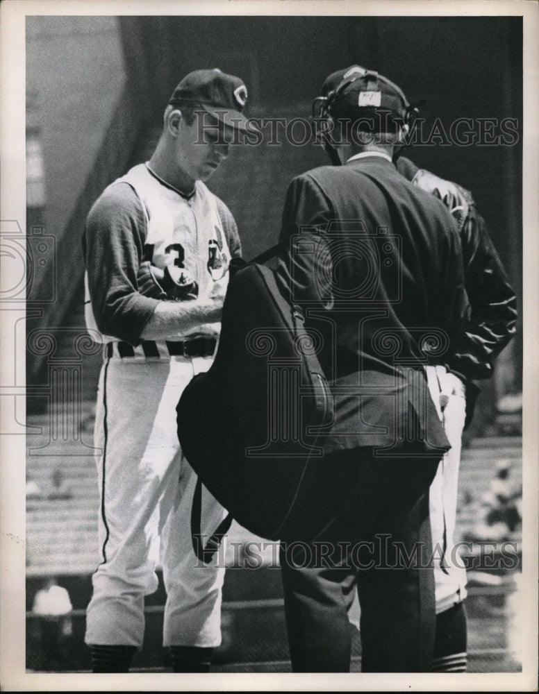 1964 Press Photo Lee Stange Pitcher Cleveland Indians Throw To Head Ed Bressoud - Historic Images