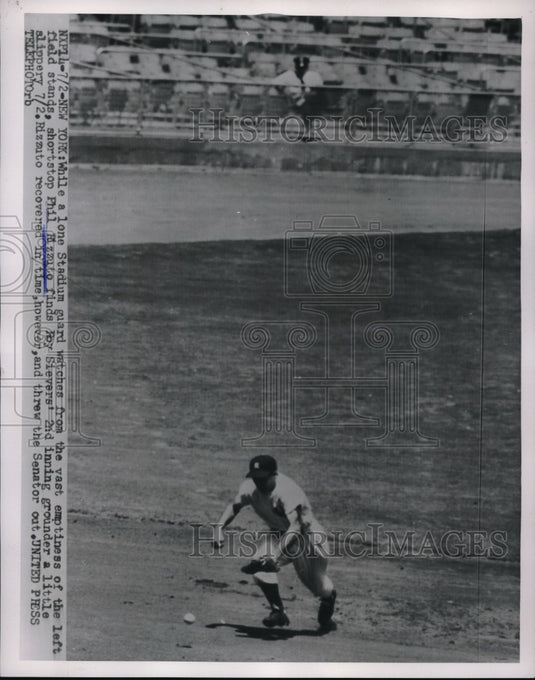 1954 Press Photo NY Yankee shortstop Phil Rizzuto in action vs Senators - Historic Images