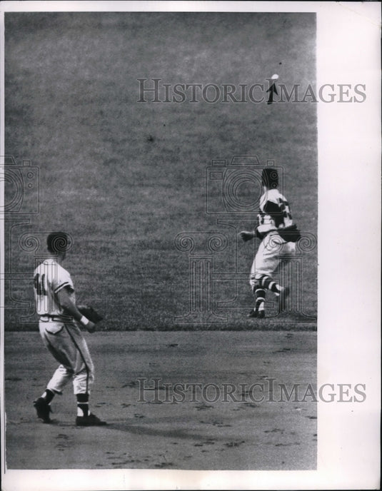 1957 Press Photo Ed Mathews 3rd Baseman Jonny Logan Shortstop Braves MLB Game - Historic Images
