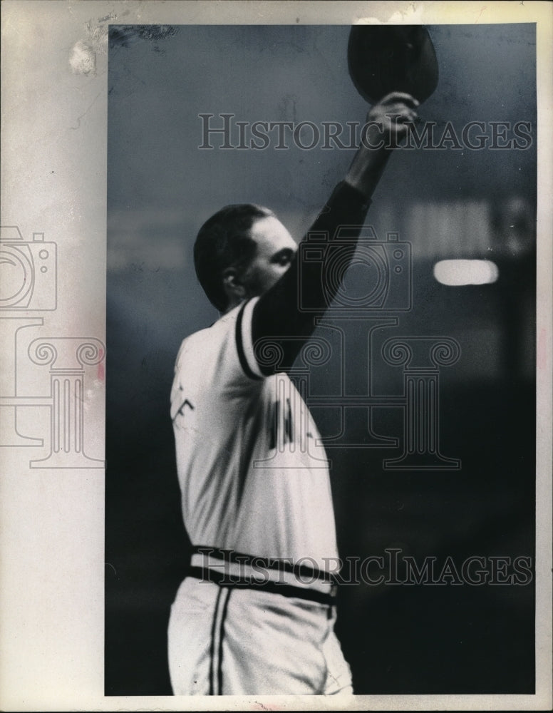 1972 Press Photo Ken Aspromonte Coach Cleveland Indians Waves At Crowd MLB - Historic Images