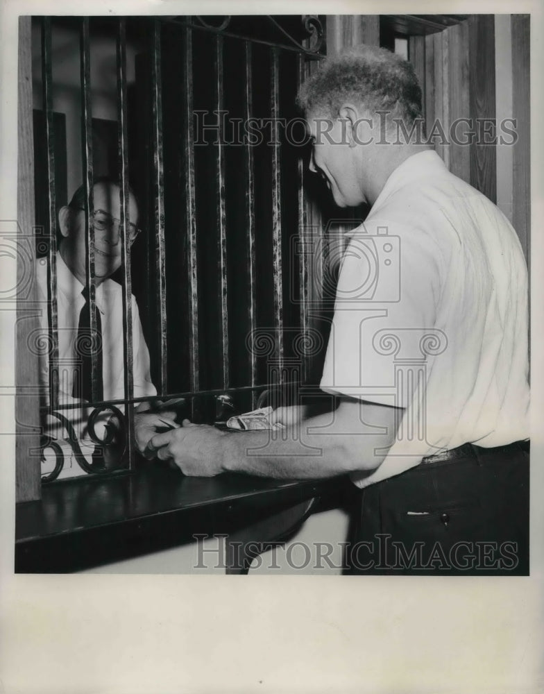 1948 Press Photo Bill Veeck At Bank Owner Cleveland Indians MLB Baseball Team - Historic Images