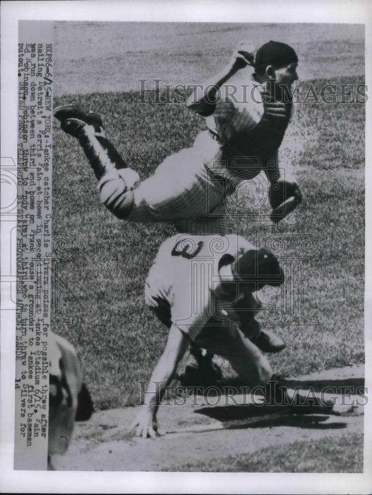 1955 Press Photo Charlie Silvers Yankees Tags Out Ferris Fain Tigers MLB Game - Historic Images