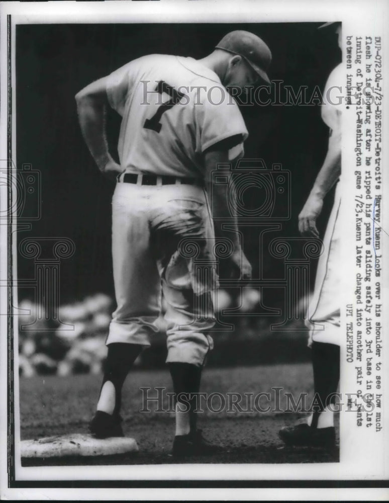 1959 Press Photo Harvey Kuenn Tigers Rips Pants Sliding Into 3rd Senators Game - Historic Images