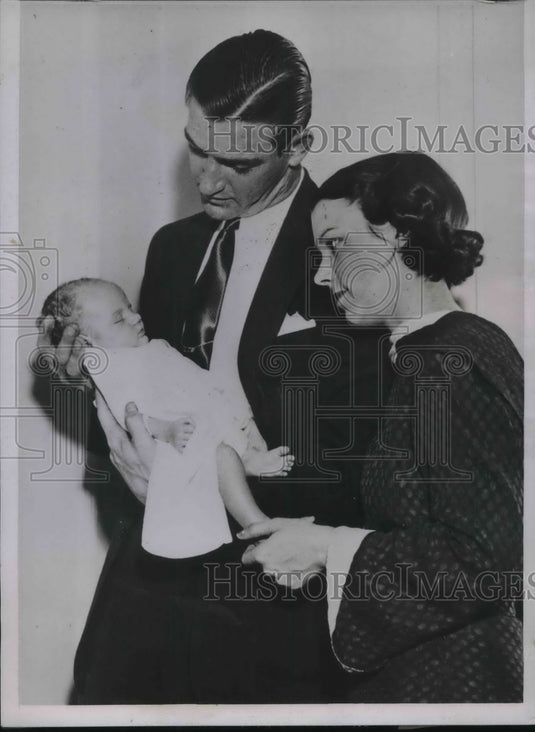 1935 Press Photo Lynwood Rowe Pitcher Detroit Tigers As A Baby Mother Edna - Historic Images