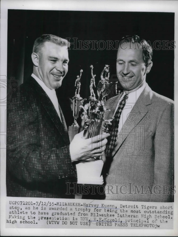 1955 Press Photo Tigers Shortstop Harvey Kuenn Awarded Most Outstanding Athlete - Historic Images