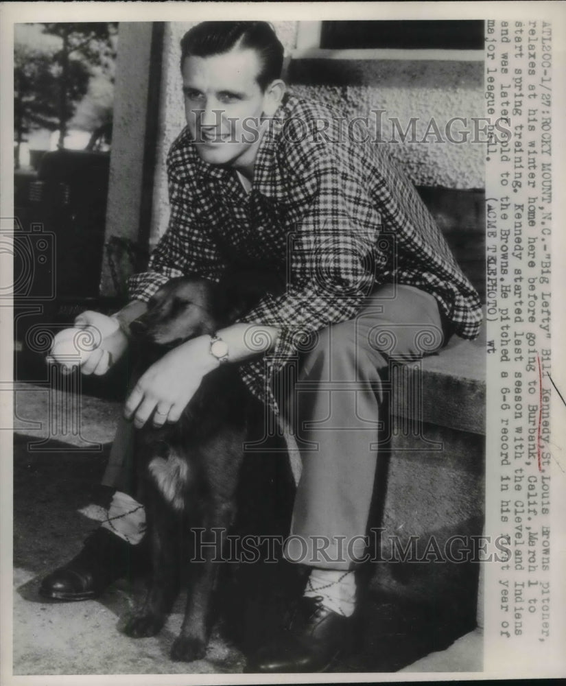 1949 Press Photo St. Louis Browns Pitcher Bill Kennedy Relaxes At Home - Historic Images