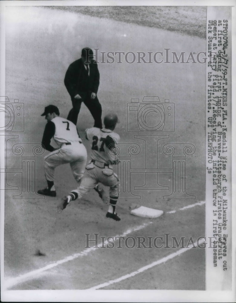 1959 Press Photo Kendall Wise, Braves, out, 1st baseman Dick Stuart of Pirates - Historic Images