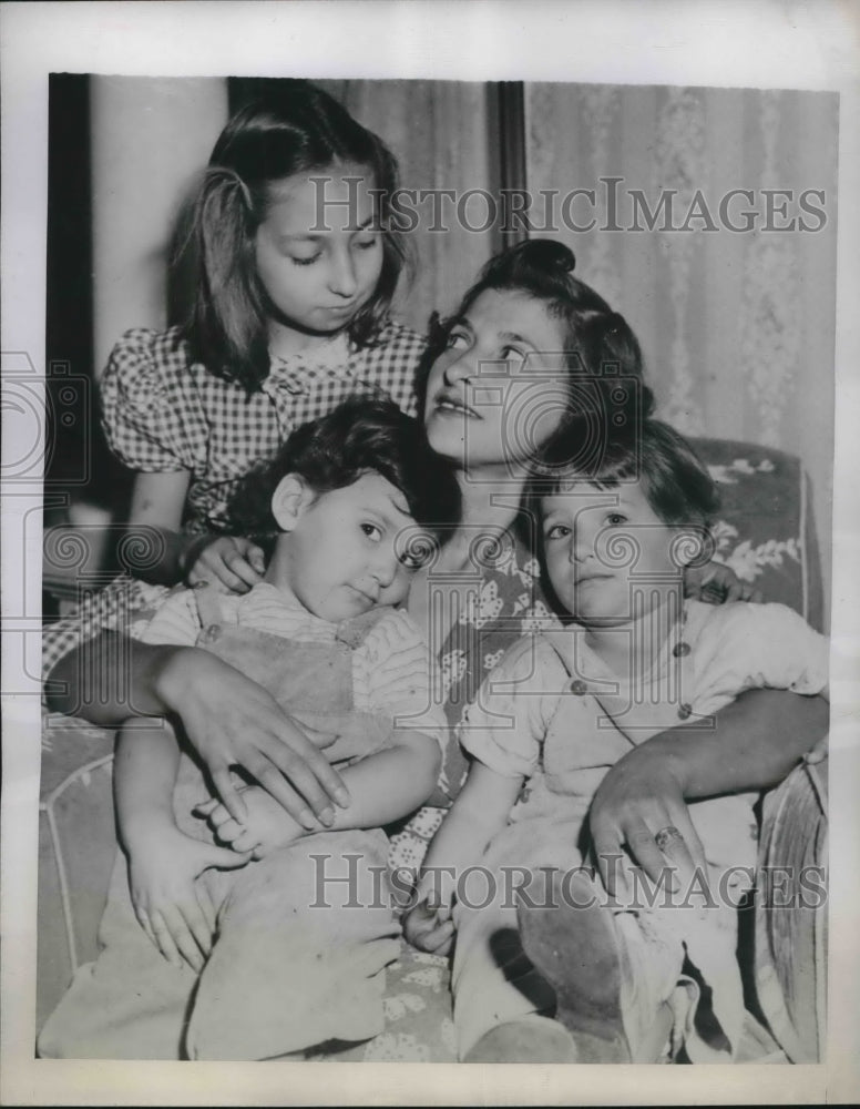 1945 Press Photo Anna Price with Children Stayed with Father Pvt. Louis Price - Historic Images