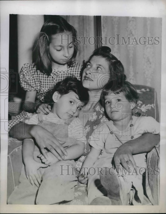 1945 Press Photo Anna Price with Children Stayed with Father Pvt. Louis Price - Historic Images