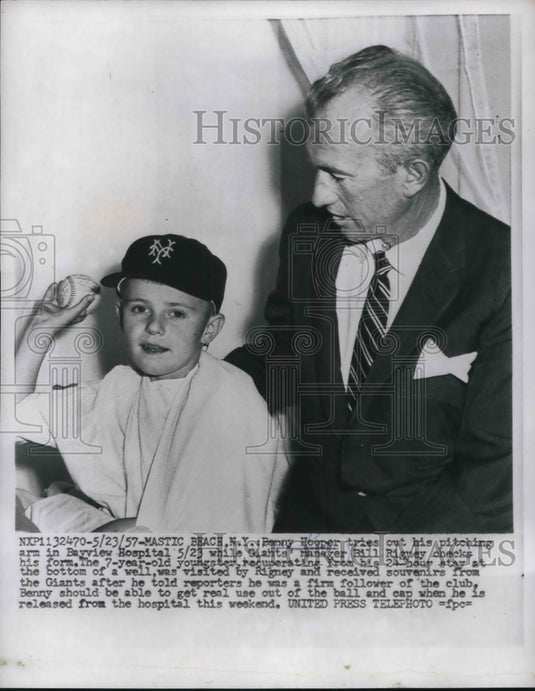 1957 Press Photo Benny Hooper with Giants manager Bill Rigney Bayview Hospital - Historic Images