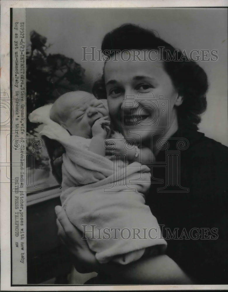 1952 Press Photo Mrs. Steve Gromek, Wife of Cleveland Pitcher with Baby Boy - Historic Images