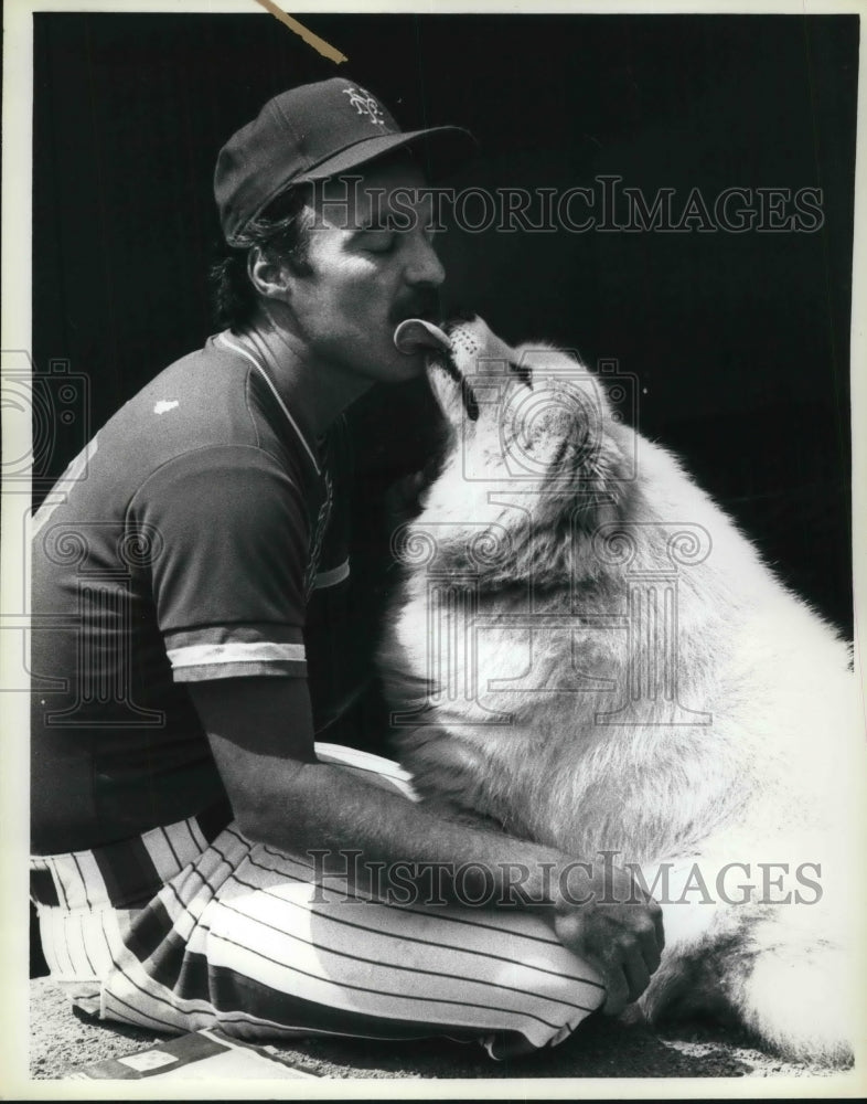 1983 Press Photo Craig Swan Pitcher New York Mets 12 Year Old Dog Misty MLB - Historic Images