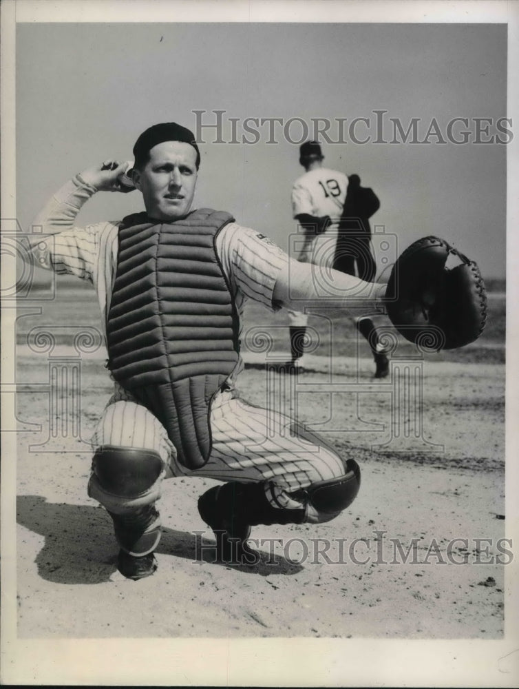 1944 Press Photo Claude Larned Works out with Yankees Volunteer catcher - Historic Images